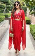 Ensemble coordonné rouge avec gilet à sequins et jupe drapée