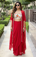 Ensemble coordonné rouge avec jupe drapée, cape et crop top brodé