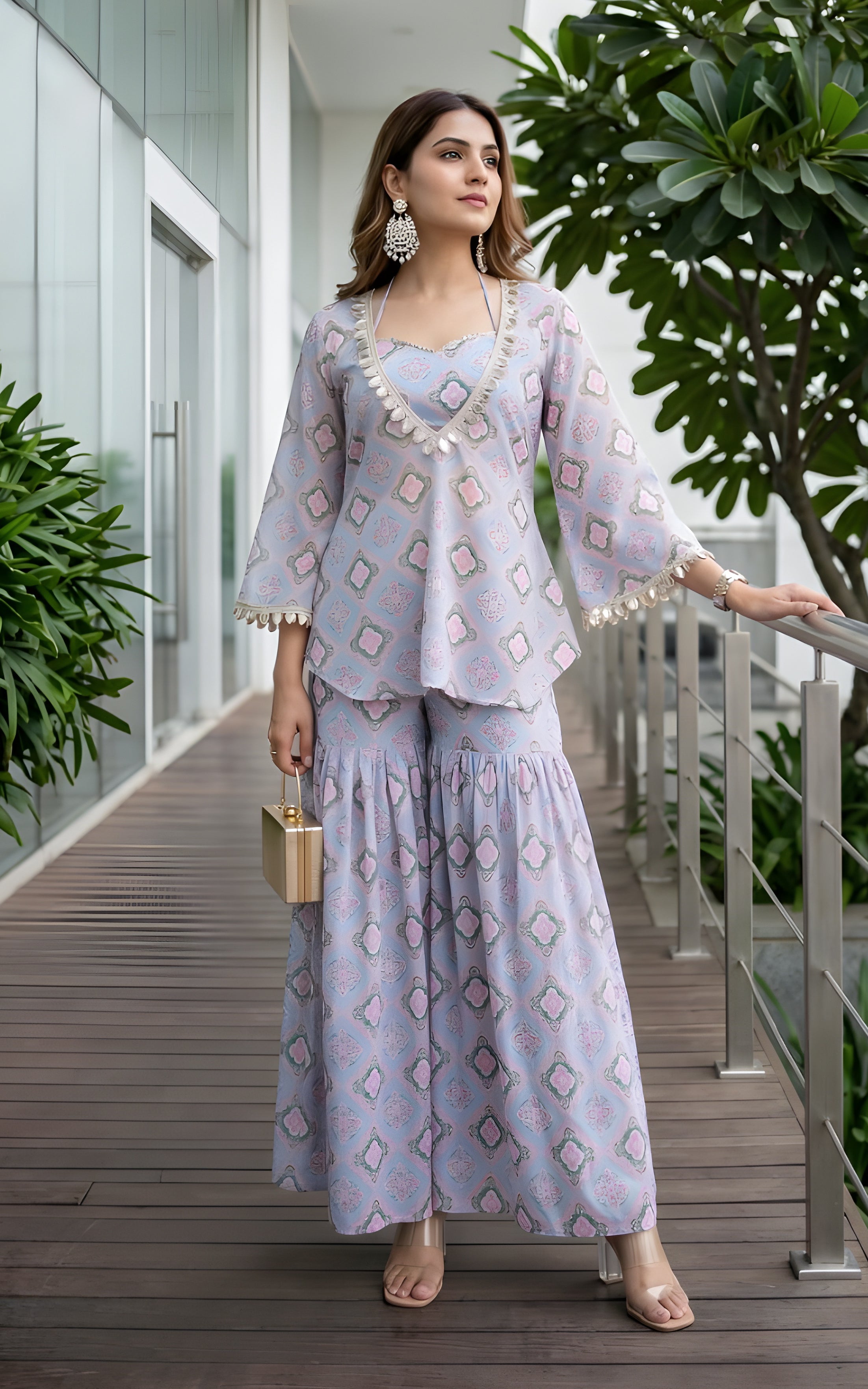 Ensemble sharara bleu céruléen à imprimé géométrique avec kurta et crop top